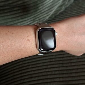 Apple Smart Watch Series 8 [GPS 41mm] Silver Aluminum w/ Silver Mesh Band - S/M